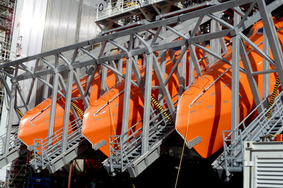 Free-fall Lifeboat Davits