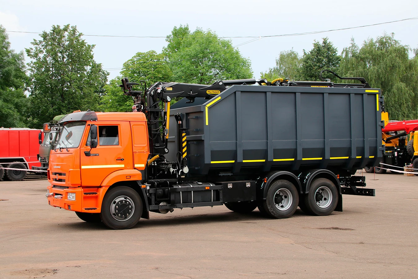 Автомобиль-самосвал с КМУ ( ломовоз) ЛМ-1К.6