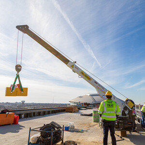 Service cranes for stationary applications