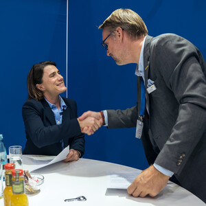 Natasha Covas-Kneiss, CEO & Vice Chair ELTRAK GROUP and Gunther Fleck, Vice President Sales & Service Region Marine at PALFINGER at the signing ceremony at SMM in Hamburg. | © PALFINGER/ Kirill Brusilovsky