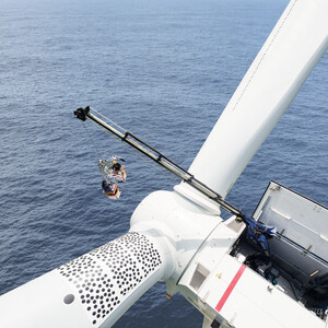 Foldable knuckle boom crane (nacelle crane) in operation Foldable knuckle boom crane (nacelle crane) in operation