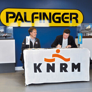 from left to right: Jacob Tas, General Director of the KNRM; Alexander Schouten, Global Sales Director Boats and Davits at PALFINGER | © KNRM