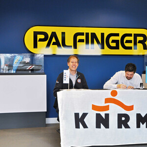 from left to right: Jacob Tas, General Director of the KNRM;  •	Arnoud Straakenbroek, Sales Director Governmental and Professional Boats and Davits at PALFINGER | © KNRM