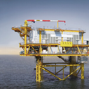 Stiff boom crane on an offshore wind substation Stiff boom crane on an offshore wind substation