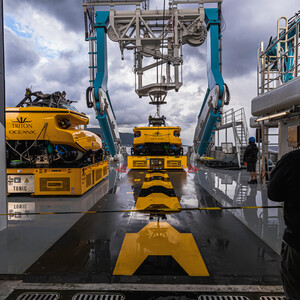 © OceanX / Taj Howe; PALFINGER’s 40-ton man-rated A-frame launching a submersible