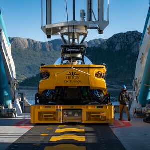 © OceanX / Andy Mann; PALFINGER’s 40-ton man-rated A-frame’s guiding arrangement with docking head and guide frame tailor designed for the Triton submersibles