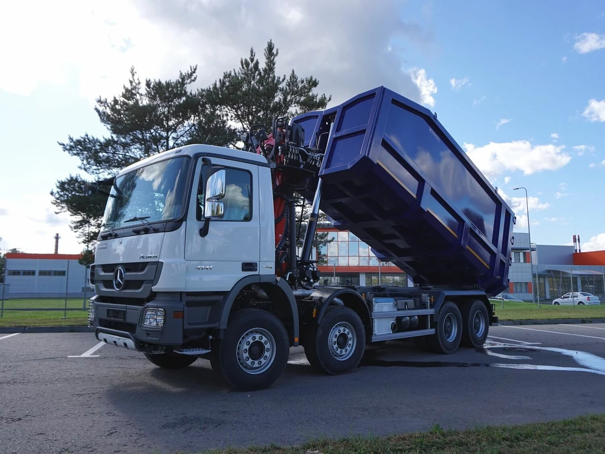 Два ломовоза на шасси Mercedes-Benz Actros 4141K с