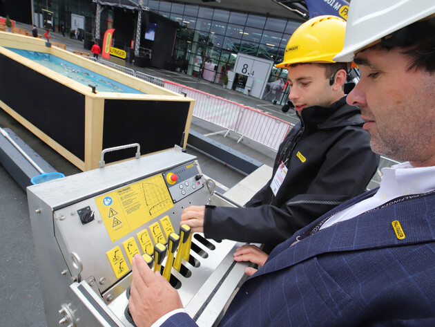 In the Action Park, a total of 3,500 visitors were able to experience and try out PALFINGER MARINE solutions up close, such as the PK 6.501 M foldable knuckle boom crane at the fishing game.