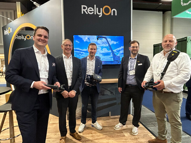 The symbolic handover of a PALFINGER VR1 training simulator at WindEnergy Hamburg (from left to right): Lars Brenne, Managing Director Central Europe RelyOn; Torben Harring, CEO RelyOn; Hubert Wallner, Head of Digital Product Line PALFINGER; Klaus Schreiber, VP Sales & Service PALFINGER MARINE; Per Christoffersen, Crane Specialist RelyOn.