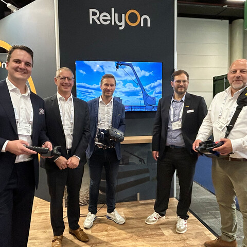The symbolic handover of a PALFINGER VR1 training simulator at WindEnergy Hamburg (from left to right): Lars Brenne, Managing Director Central Europe RelyOn; Torben Harring, CEO RelyOn; Hubert Wallner, Head of Digital Product Line PALFINGER; Klaus Schreiber, VP Sales & Service PALFINGER MARINE; Per Christoffersen, Crane Specialist RelyOn.