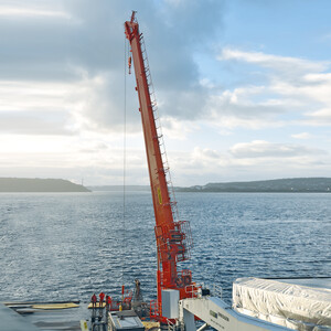 Stiff boom crane in operation Stiff boom crane in operation