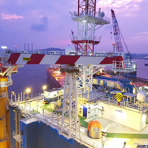 Stiff boom crane for offshore applications Stiff boom crane for offshore applications