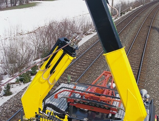 POSITIONER FOR CONTACT WIRES AND CARRYING CABLES