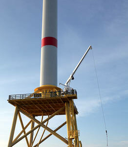 Stiff boom crane (platform crane) in operation on wind platform Stiff boom crane (platform crane) in operation on wind platform