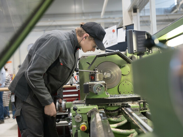 5th "Apprenticeship Day" in Lengau: 170 visitors learned about the diverse professions and innovative technologies at the PALFINGER Campus.