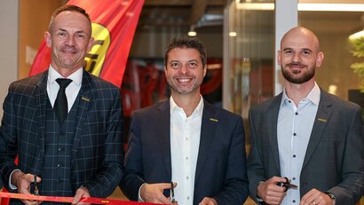 Das neu erweiterte Global Business Services (GBS) Center von PALFINGER in Sofia, Bulgarien, beherbergt zentrale Dienstleistungen und unterstützt die Regionen EMEA und NAM. vlnr: Alexander Wörndl-Aichriedler, VP Corporate ICT & Global Business Services; Felix Strohbichler, CFO PALFINGER; Victor Karadjov, GBS Center Lead. Copyright: PALFINGER