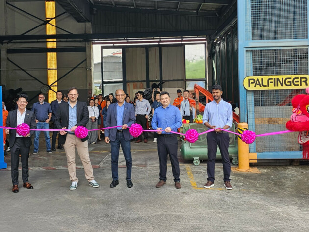 At the opening ceremony. f.l.t.r.: Alex Lee (Direct Sales Director APAC), Klaus Schreiber (VP Sales & Service Marine), Santosh Rao (VP Regional Sales & Service APAC), Ji Tang (Service Execution Director APAC), Binu Mohanan (Service Manager)