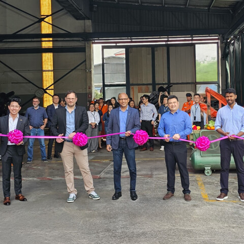 At the opening ceremony. f.l.t.r.: Alex Lee (Direct Sales Director APAC), Klaus Schreiber (VP Sales & Service Marine), Santosh Rao (VP Regional Sales & Service APAC), Ji Tang (Service Execution Director APAC), Binu Mohanan (Service Manager)