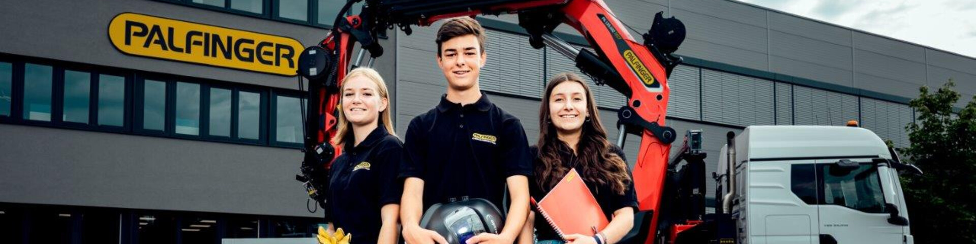 PALFINGER Mitarbeiter zeigen Freude an der Arbeit PALFINGER Mitarbeiter zeigen Freude an der Arbeit