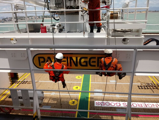 PALFINGER MARINE engineers during a service