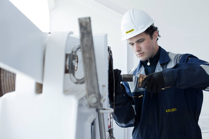 PALFINGER MARINE engineer during repair work